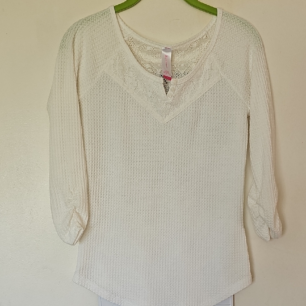 No Boundaries White Top. Size Medium.